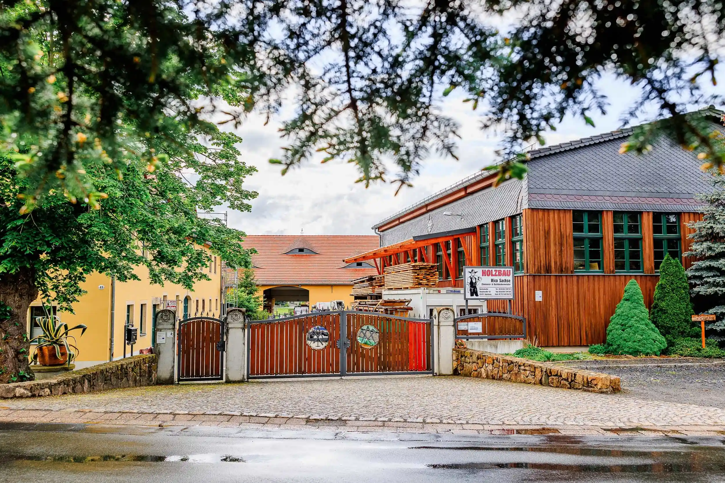 Holzbau und Bedachung Rico Sachse in Radeburg: Eingang zum Betriebsgelände